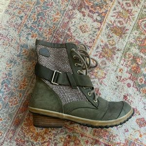 Olive green lace up SOREL